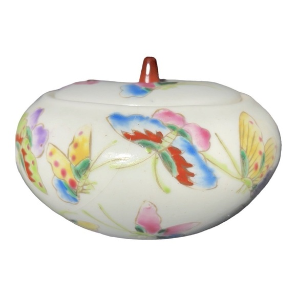 Small Asian trinkets dish with beautiful butterflies hand painted. - Picture 6 of 6